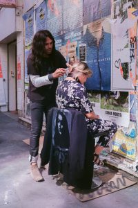 Coiffeur dans la rue, Paris France.