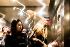 Jeunes femmes faisant du shopping, Paris France